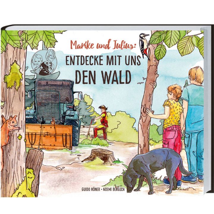 Kinderbuchcover: "Marike und Julius: Entdecke mit uns den Wald" zeigt Kinder, die hinter einem Baum stehen und einen großen Forsttraktor mit einer Person im gelben Schutzanzug beobachten. Ein Hund schnüffelt, ein Eichhörnchen klettert am Baum.