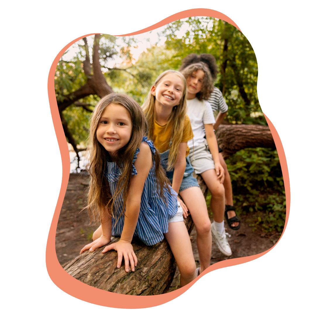 Mehrere Kinder in einer Schulklasse heben die Hände.