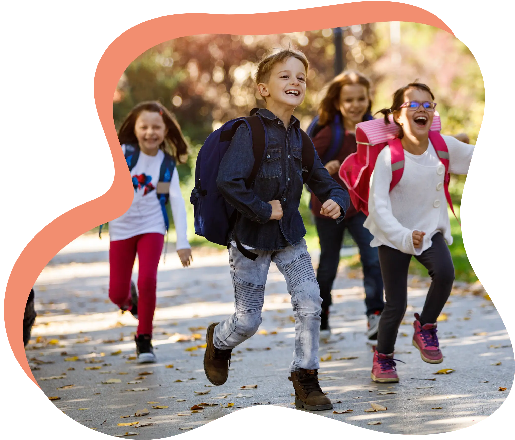 Mehrere Kinder in einer Schulklasse heben die Hände.