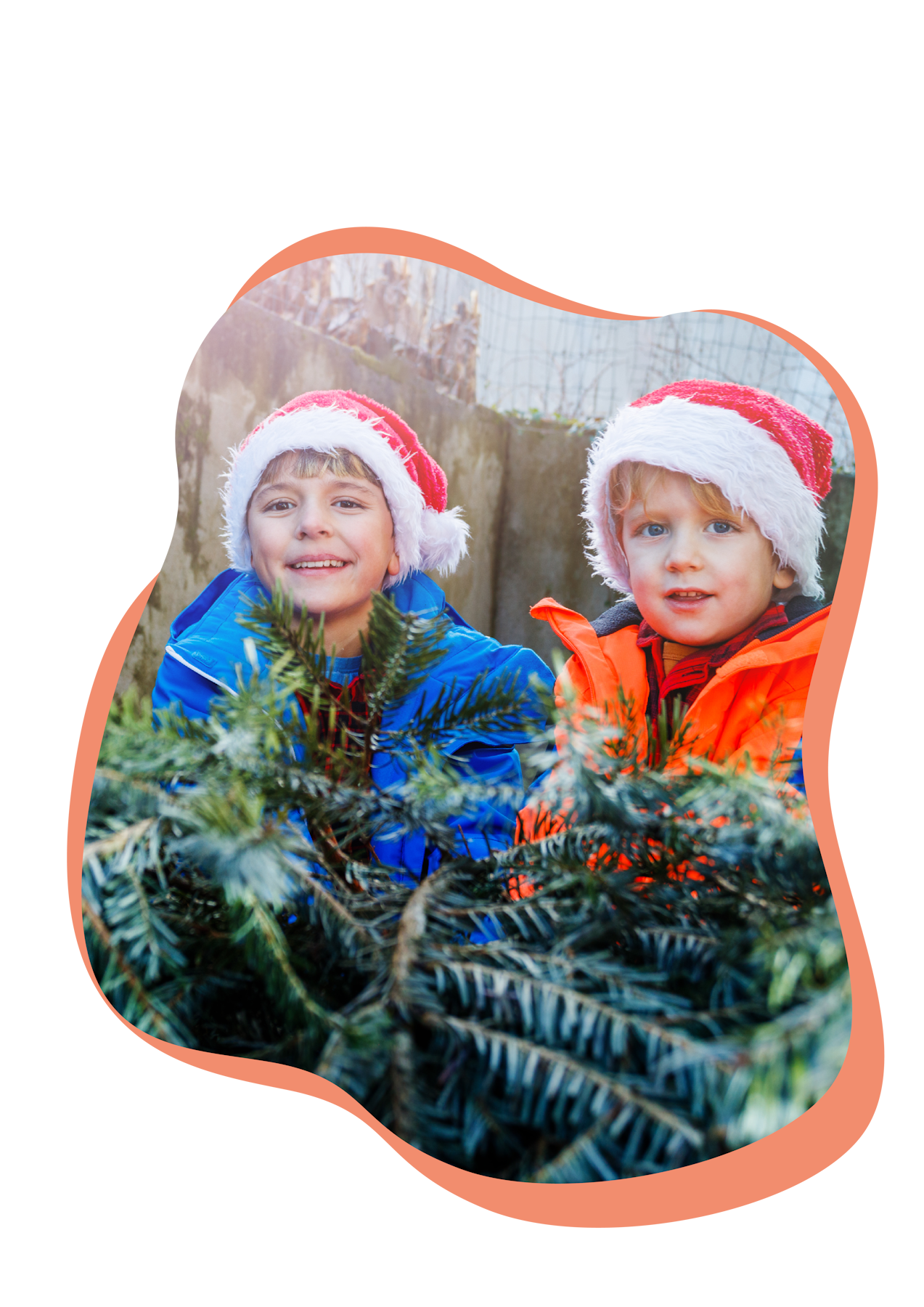 Mehrere Kinder in einer Schulklasse heben die Hände.