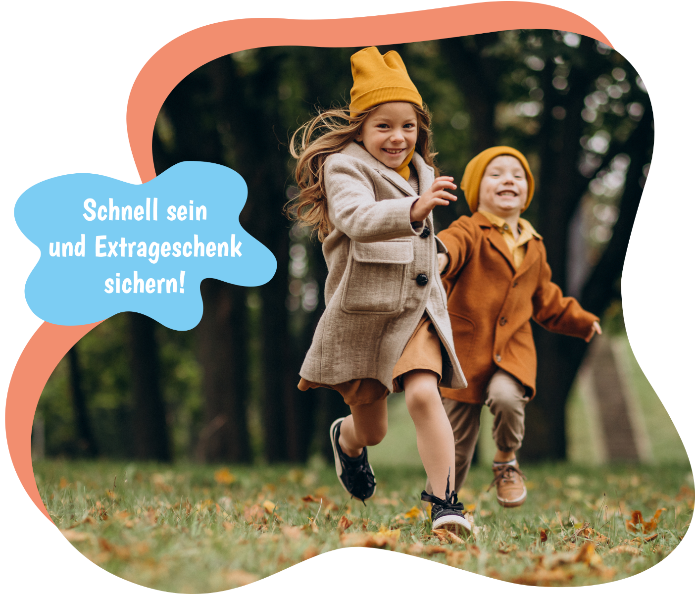 Mehrere Kinder in einer Schulklasse heben die Hände.