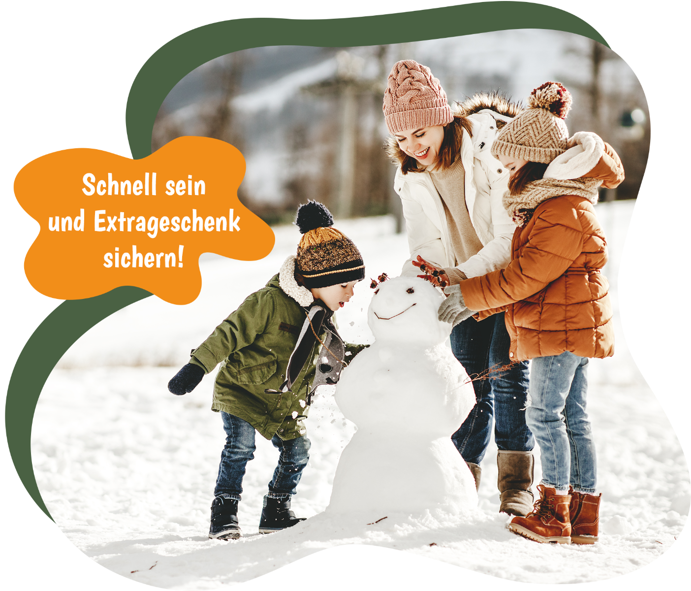 Mehrere Kinder in einer Schulklasse heben die H&auml;nde.